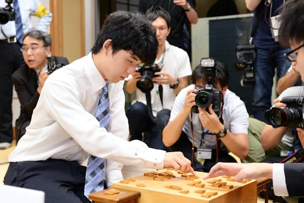 中学生でプロ棋士になった藤井聡太四段の活躍で、将棋に関心を持つ人が増えた