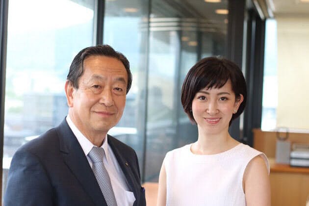 聖護院八ッ橋総本店の鈴鹿且久社長(左)と一人娘で専務の鈴鹿可奈子氏