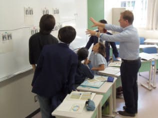 授業は先生1人に生徒4~5人と手厚い=都立国際高校提供