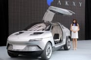 旭化成が自社の樹脂材料などを採用し、GLM（京都市）と共同で設計した電気自動車（EV）のコンセプトカー「AKXY（アクシー）」（2017年5月）
