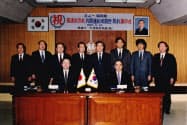 鄭課長の協力を得て、韓国鉄道庁と協定書の調印に結びつけた（立って整列している右から3人目が本人）