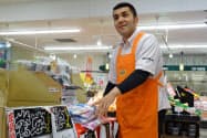 「MEGAドン・キホーテ立川店」（東京都立川市）の布施店長は、1日2回売り場を巡回する