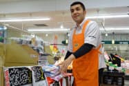 「MEGAドン・キホーテ立川店」(東京都立川市)の布施店長は、1日2回売り場を巡回する