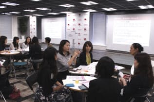 「IoTデザインガールワークショップ」で議論する女性たち（9月13日、東京都港区）