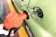 自動車にガソリンを入れる給油口はメーカーやモデルによってばらつきがある PIXTA