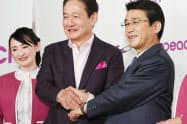 2017年2月、ピーチ・アビエーションの子会社化を発表したANAホールディングスの片野坂社長（右）
