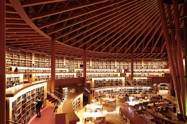 国際教養大学の図書館（同大学提供）