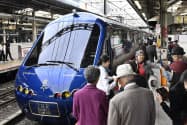 豪華列車の旅は高齢者の人気が高い 東京急行電鉄の「ザ・ロイヤルエクスプレス」で伊豆に出発する乗客(横浜駅)