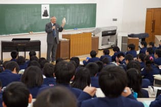 田村校長による校長講話=渋谷教育学園提供