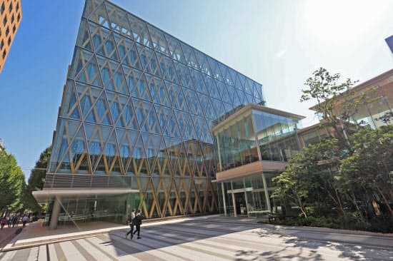 近大の東大阪キャンパスに出現した新建築群のアカデミックシアター。分類の仕方がユニークな図書館、女性専用の自習室、CNN Cafeなどを併設（写真:大腰和則）
