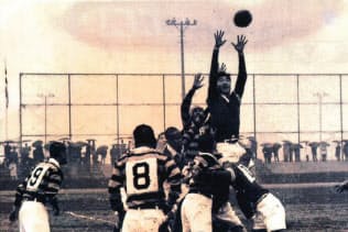 第46回全国高校ラグビー大会で、ラインアウトのボールに手を伸ばす進藤氏(1967年)=本人提供