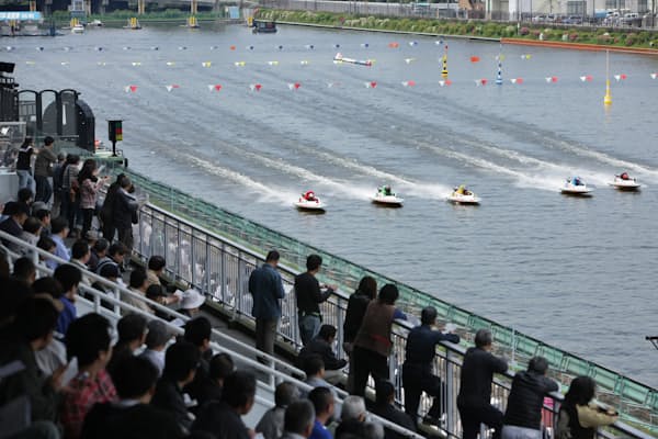 競艇を含む公営競技（ギャンブル）では近年、若い女性の取り込みに力を入れている（埼玉県戸田市の戸田競艇場）