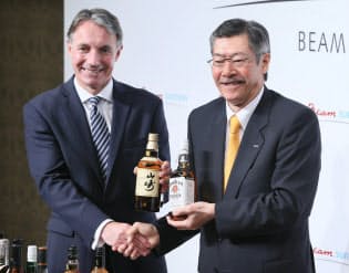 米ビーム買収を発表したサントリーホールディングスの佐治信忠社長(右、現会長)