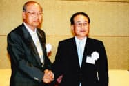 2003年に日本フードサービス協会の会長に就任した（左は前会長の小嶋淳司氏）