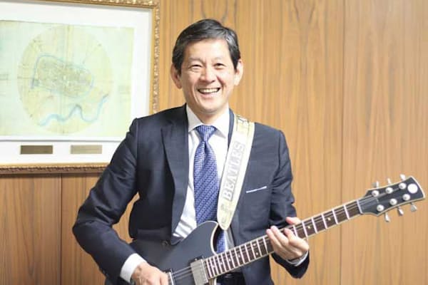 夜、社内でギターを弾くこともあるというヤマハの中田卓也社長
