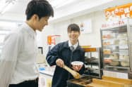 コンビニでは食べ物の注文や宅配便取り扱いで店員と言葉を交わす機会が少なくない。写真はイメージ=PIXTA