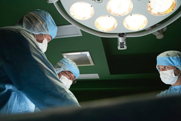 初任地の静岡では新しい機器を使った手術の仕方を外科医に教える。写真はイメージ=PIXTA