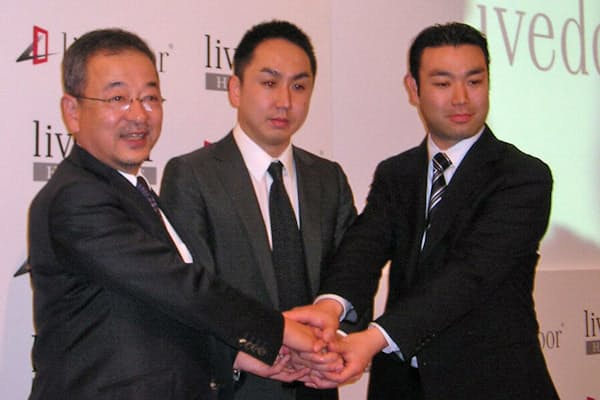 2007年、ライブドア社長に就任した出沢氏（中央）