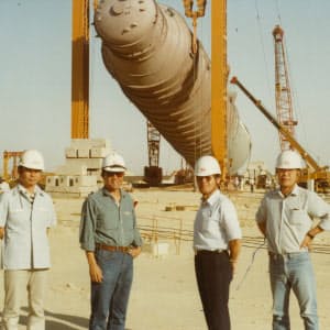 クウェート国営石油会社から受注した製油所プロジェクト（左端が本人）
