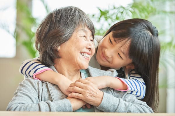 祖父母が孫育てを手伝えるかどうかは、年齢やタイミング次第になりやすい。 写真はイメージ=PIXTA