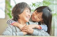 祖父母が孫育てを手伝えるかどうかは、年齢やタイミング次第になりやすい。 写真はイメージ=PIXTA