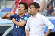 W杯ロシア大会で日本代表を支えたキャプテンの長谷部選手(左)。右は西野監督