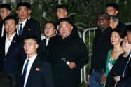 米朝首脳会談で訪れたシンガポール市内を散策する北朝鮮の金正恩委員長（中央）=為広剛撮影