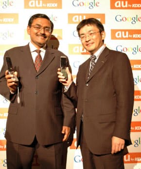 EZwebは日本で初めて米グーグルの検索エンジンを携帯向けに搭載した（2006年、グーグルとの業務提携発表で）