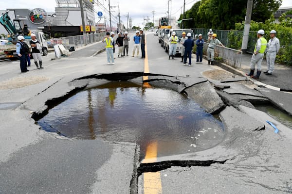 大阪北部地震は都市直下型の怖さを再認識させた（地震の影響で陥没した、大阪府高槻市の道路）