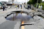 大阪北部地震は都市直下型の怖さを再認識させた（地震の影響で陥没した、大阪府高槻市の道路）