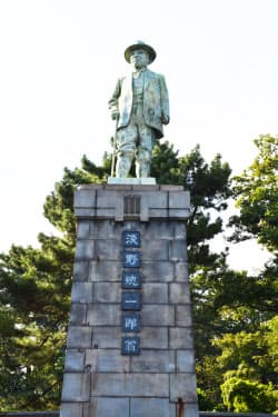 京浜工業地帯を見下ろすように建つ浅野総一郎氏の銅像