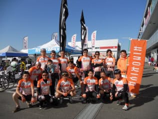 社内の自転車部「チームヒノキヤ」で様々な大会に出場した（2014年の「富士スピードウェイ」での大会で）=ヒノキヤグループ提供