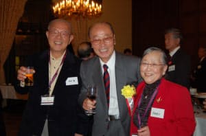 紅一点の平野さん（右）、元東芝エレベータ社長の西岡さん（中）と元野村副社長の田村さん（左）は昭和39年卒の同期生