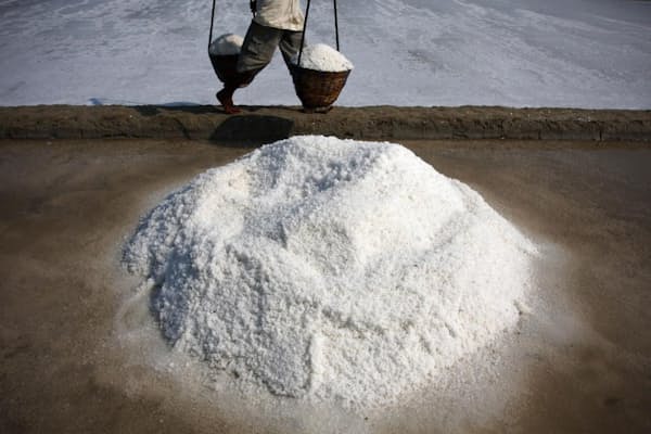 インドネシアのマドゥラ島では、伝統的な天日製塩で塩が作られている。新たな研究によって、この地域で生産される塩はマイクロプラスチックの含有量が特に高いことがわかった（PHOTOGRAPH by Ulet Ifansasti, Getty Images）