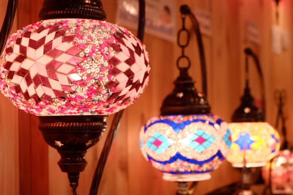 幻想的な光があふれるトルコモザイクランプ。自由なデザインで自作可能（写真:水津陽子）