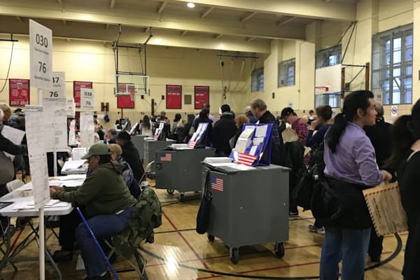 ニューヨークのアッパーイーストサイドの投票所。投票までの待ち時間は1時間に及んだ。