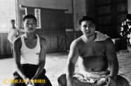 二所ノ関部屋に入門した天龍氏(左)、右は横綱・大鵬(1963年12月)=東京スポーツ新聞社提供