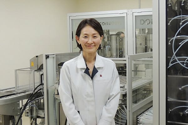 高砂香料工業の調香師、平野奈緒美さんはフレグランス研究所所長を務めるリーダーでもある。