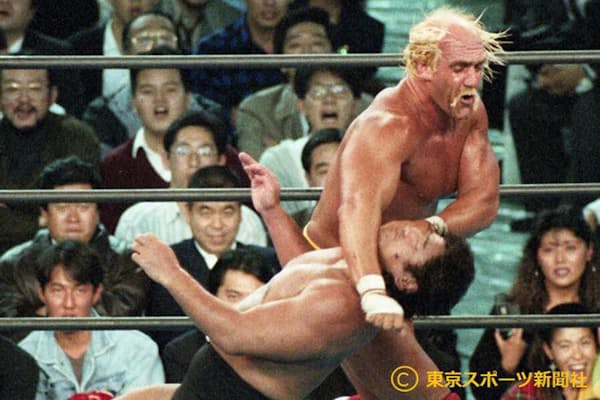 SWS東京ドーム大会でハルク・ホーガンの必殺技を受ける（1991年12月12日）=東京スポーツ新聞社提供