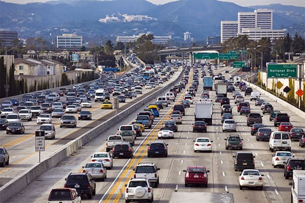 高速道路では、渋滞の解消に向けて交通量を予測し、料金を変える実証実験が進んでいる（写真はイメージ。Shutterstock）