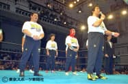 WAR旗揚げ戦であいさつする（1992年7月14日、後楽園ホール）=東京スポーツ新聞社提供