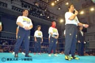 WAR旗揚げ戦であいさつする(1992年7月14日、後楽園ホール)=東京スポーツ新聞社提供