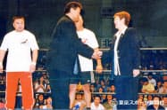 約10年ぶりに全日本プロレスのリングに上り馬場元子オーナー（右）と握手をかわす（2000年7月2日、後楽園ホール）=東京スポーツ新聞社提供