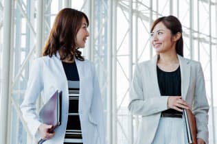 友人・知人の紹介の場合、企業文化にフィットしやすいメリットも。写真はイメージ=PIXTA