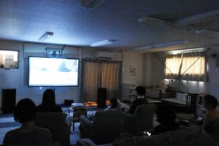 親子連れもくつろいで映画を見られる「さきちゃんち」での上映会（東京・文京）