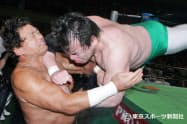 三沢光晴(右)のエルボースイシーダを受ける(2005年11月5日、日本武道館)=東京スポーツ新聞社提供