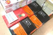 女性向けの本を並べた平台にギフトパッケージもあしらって展示する(三省堂書店有楽町店)
