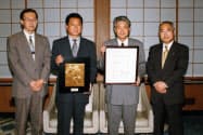 創業から26年で店頭公開にこぎ着けた(右から2人目が神田氏)