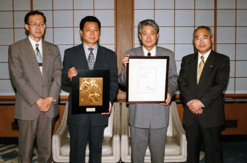 創業から26年で店頭公開にこぎ着けた(右から2人目が神田氏)
