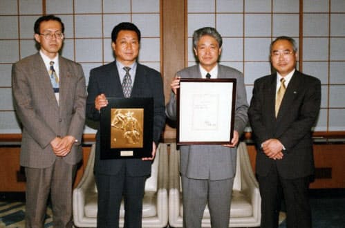 創業から26年で店頭公開にこぎ着けた（右から2人目が神田氏）